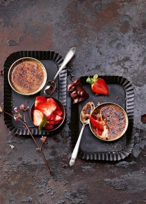 Schokoladen-Crème-brûlée mit Erdbeeren
