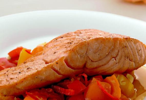 Lauwarmer Lachs auf süss-sauren Peperoni | Kochen