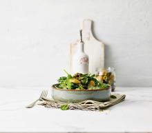Orangen-Spinat-Salat mit Oliven und Honig-Chili-Dressing